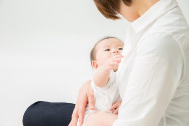 赤ちゃんを抱く女性